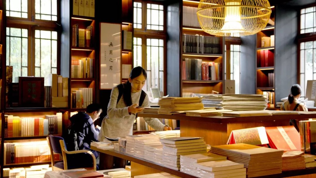 CAAofficialEN's tweet photo. Introducing #CAAโs Nanshan Bookstore! It is located beside the academyโs Nanshan Campus, with the beautiful #Westlake nearby. The bookstore was established in 1988, and provides a place for people to read and have a sit down, perhaps with a cup of coffee.#BeautifulCAA https://t.co/JTFYCP4Std