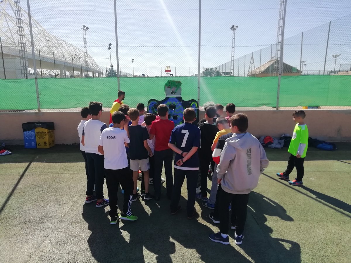 Tras muchas semanas de trabajo y dedicación, porfín tuvo lugar en Bahía sur la última de las jornadas "Jugamos más limpio en el cole". Los chicos de 6º de Primaria se lo pasaron en grande!. Especial agradecimiento a los chicos del TAFAD por su gran trabajo inculcando #valores!