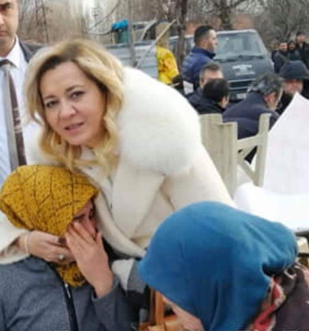 uzunabdurrahman's tweet photo. Hayatımda bundan daha aşağılık bir fotoğraf görmedim. Önce şehit cenazesinde poz vermek için cenaze namazının önüne atla, sonra acılı şehit ailesini kullanarak poz ver.

Nasıl bir hayasızlıktır bu. https://t.co/k1zmWzCnKI