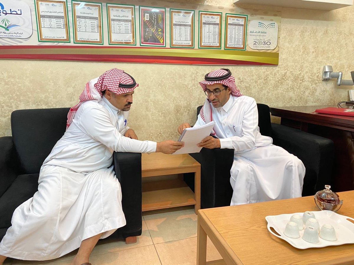 jamaan1433's tweet photo. #المعلم_المشرف من المبادرات الرائعة في #تعليم_بيشه والتي تقوم عليها #وحدة_التطوير وهي تحديد معلم بالمدرسة يتولى الأعمال الاشرافية وقد شرفت هذا اليوم بزيارة #مدرسة_الصبيحي وخلال الزيارة تمت جلسة تعاونية مع المعلم المشرف بالمدرسة أ. سعيد الشهراني فبوركت الجهود...🌸 https://t.co/FNpfuHYaZm
