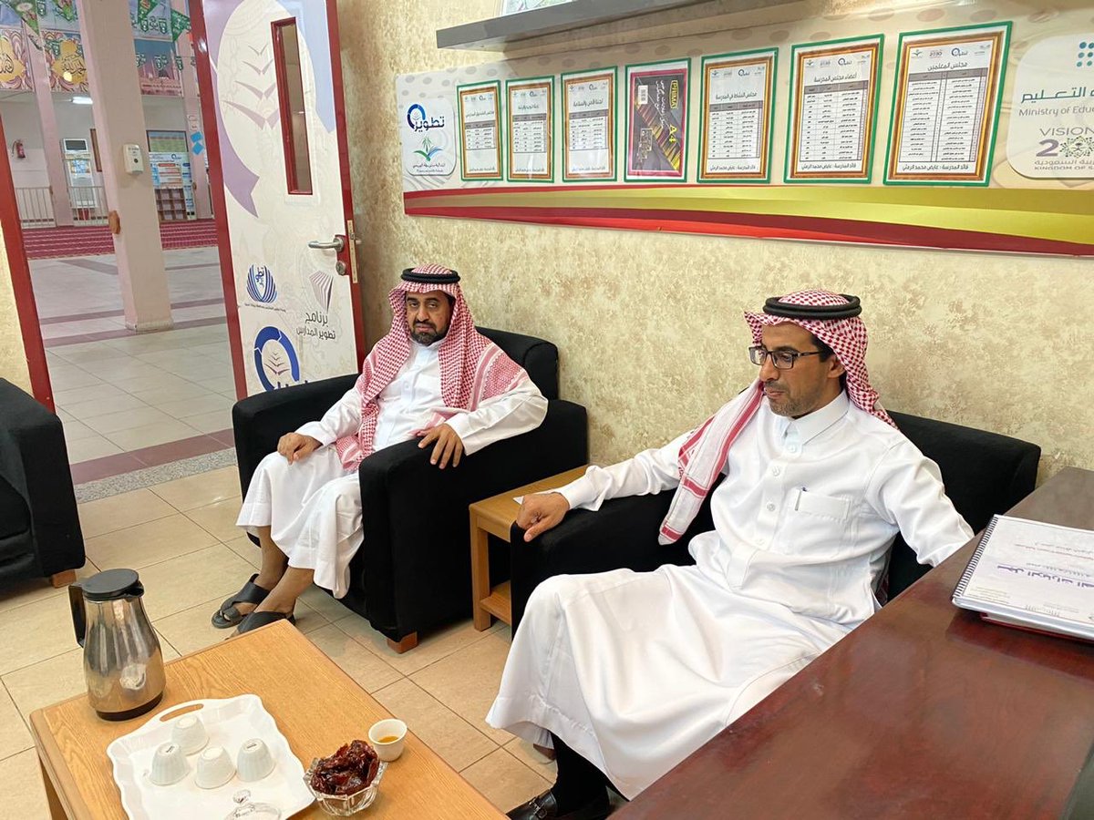 jamaan1433's tweet photo. #المعلم_المشرف من المبادرات الرائعة في #تعليم_بيشه والتي تقوم عليها #وحدة_التطوير وهي تحديد معلم بالمدرسة يتولى الأعمال الاشرافية وقد شرفت هذا اليوم بزيارة #مدرسة_الصبيحي وخلال الزيارة تمت جلسة تعاونية مع المعلم المشرف بالمدرسة أ. سعيد الشهراني فبوركت الجهود...🌸 https://t.co/FNpfuHYaZm