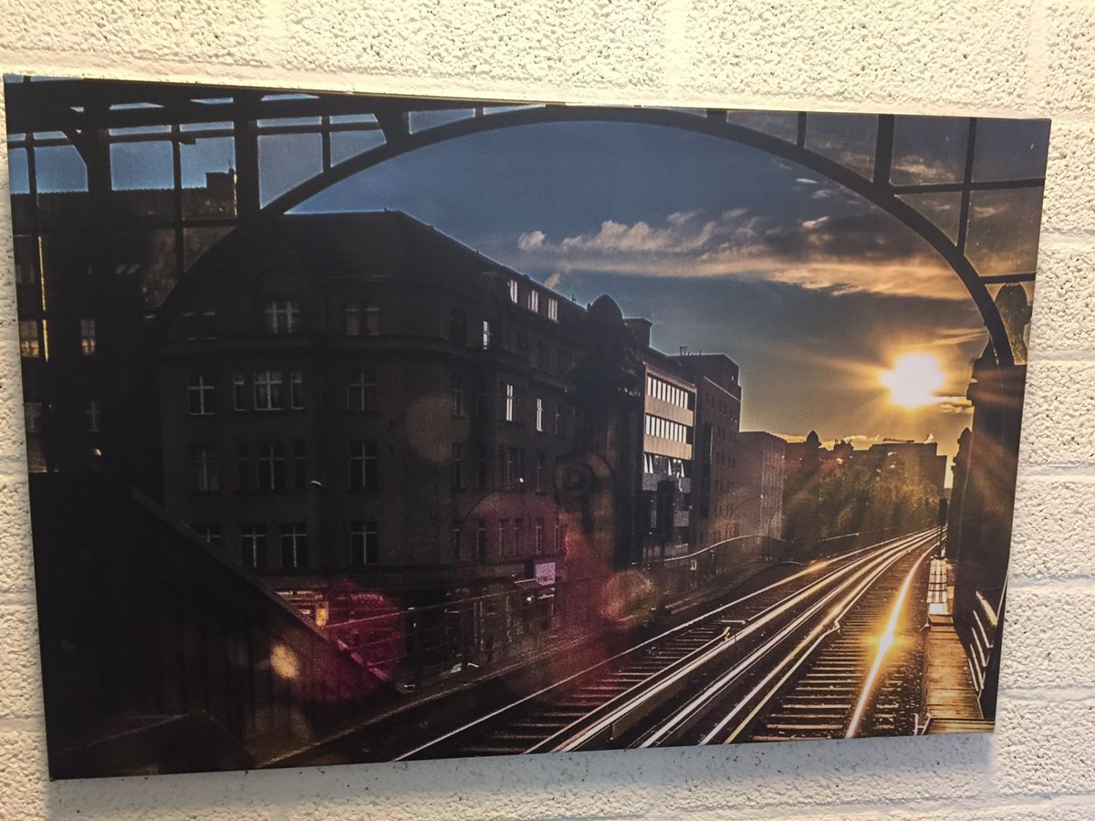 Door de gangen hangen een aantal mooie foto's van stations in Nederland, kom deze eens van dichtbij bekijken en oordeel zelf. buff.ly/2wsX09d

#foto #station #alkmaar