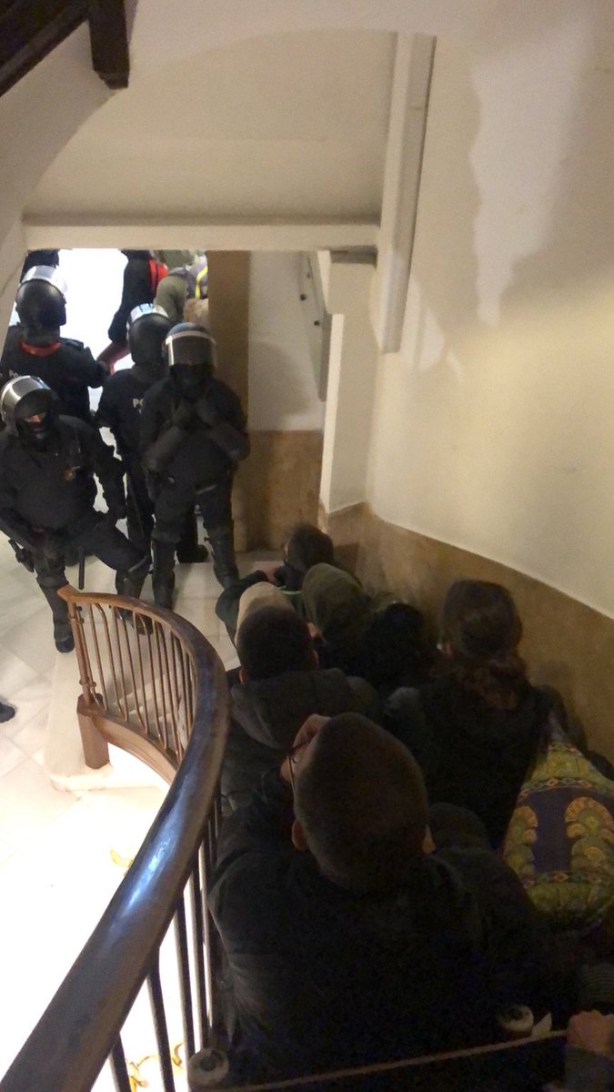 Arran_jovent's tweet photo. 🔴 RESISTÈNCIA! Les veïnes organitzades resistim al @blocllavors. Defensar #SomLlavors és defensar lloguers socials per milers de famílies! @sindicatdebarri https://t.co/SZPgvxkIqm