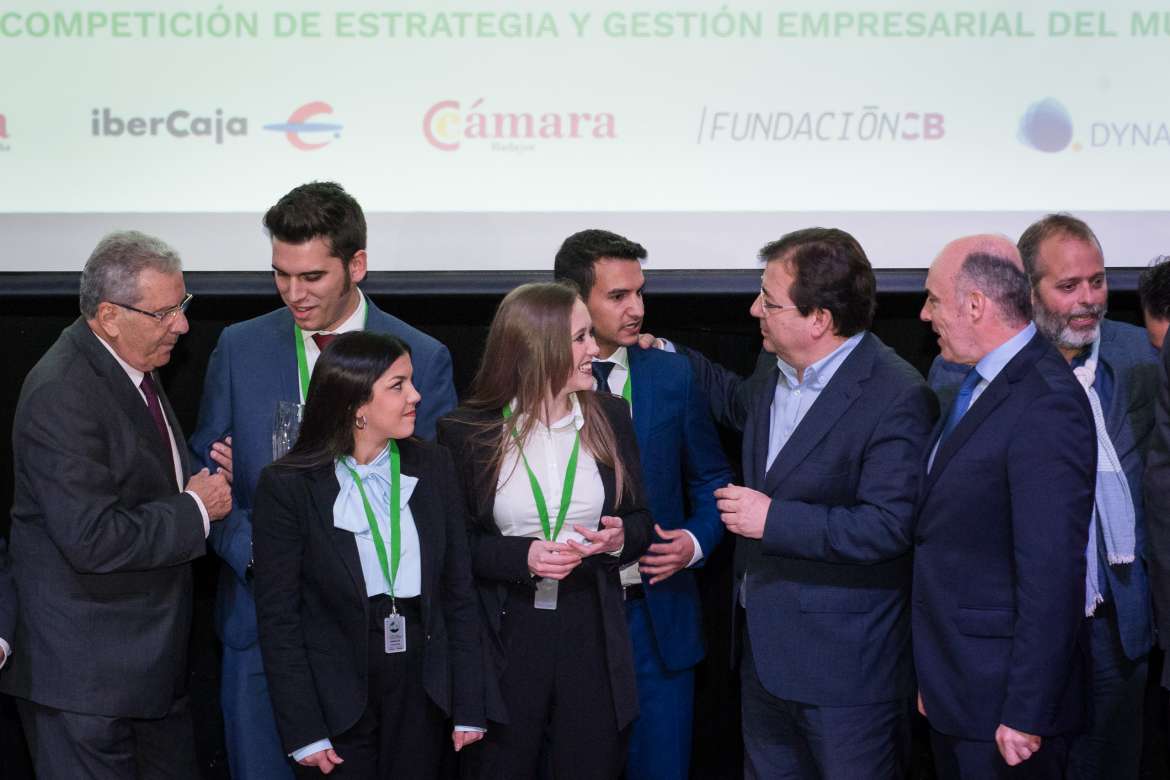 Junta_Ex's tweet photo. .@GFVara participa en la clausura de la I Edición Global #ManagementChallenge

🗣 "#Aprender simulando nos permite ver cómo será una gran parte de las cosas importantes que nos podemos encontrar en la vida, ayudándonos en la toma de decisiones futuras" https://t.co/xyRucn8MHu https://t.co/oVsvAbWByz