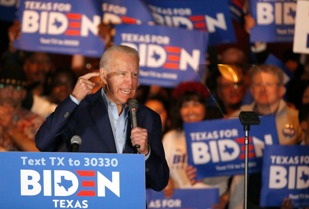 OddsShark's tweet image. BREAKING: Joe Biden is now the betting favorite to win the 2020 Democratic Nomination.

Updated odds (Bovada):

Biden +105
Sanders +120
Bloomberg +1200
Clinton +3000
Warren +5000
Obama +10000
Gabbard +50000