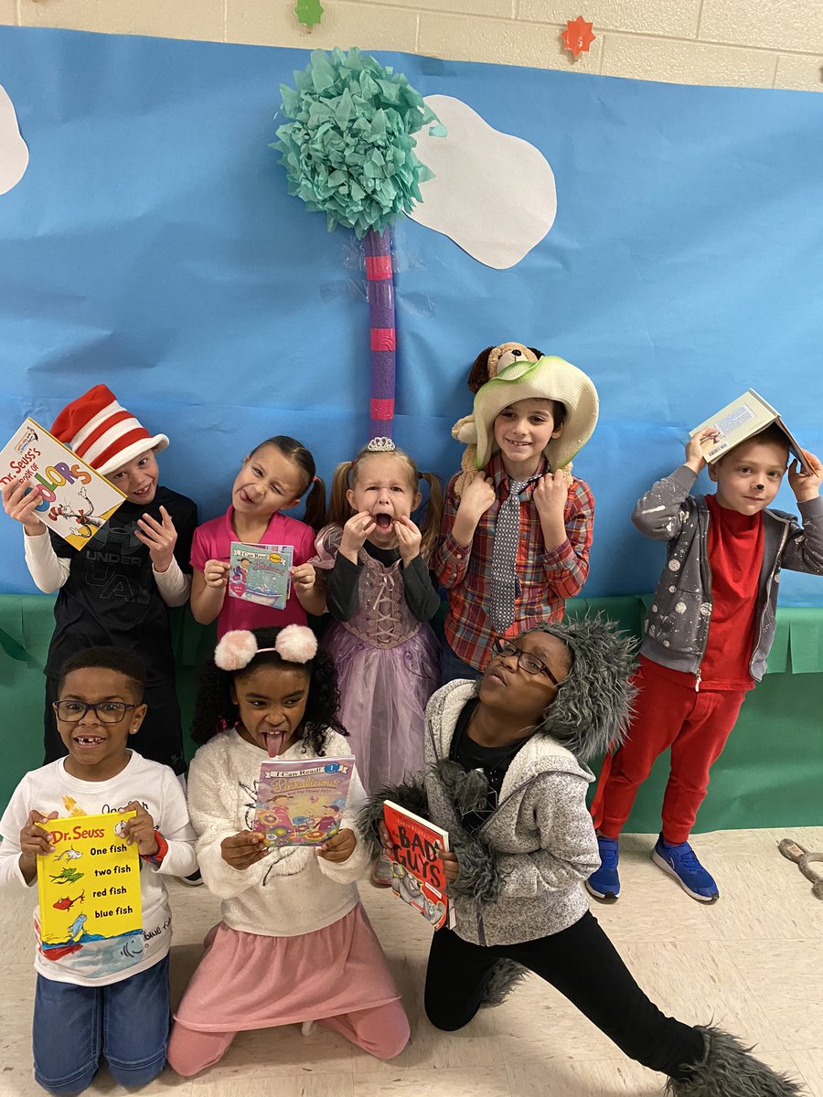 Seusserrific's tweet photo. We dressed up as our favorite book character today for Dr. Seuss’ Birthday!  What a fun day! ❤️💙@Seusserrific @obgSTARS #gatespride #oneCCPS https://t.co/m9qn9iyJRP