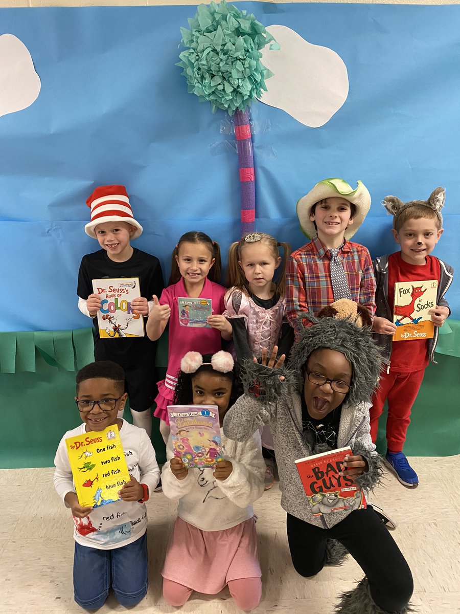 Seusserrific's tweet photo. We dressed up as our favorite book character today for Dr. Seuss’ Birthday!  What a fun day! ❤️💙@Seusserrific @obgSTARS #gatespride #oneCCPS https://t.co/m9qn9iyJRP