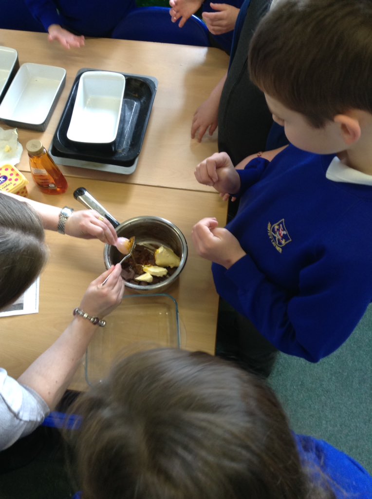 latimerprimary's tweet photo. #ClassCM have been busy baking with Fairtrade products today! π« #LatimerScienceWeek #FairtradeFortnight https://t.co/r2J8ZYVJ63