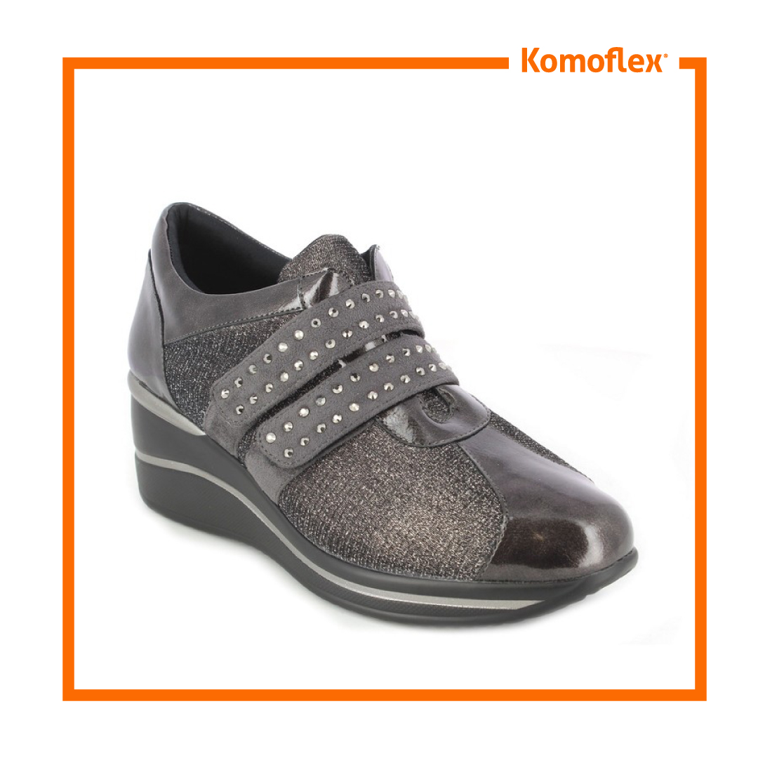 komoflex's tweet photo. El zapato 71510 con su cuña de 5cm, ancho de 16 y su plantilla extraíble se ha convertido en un top ventas en Komoflex 🙈🧡

https://t.co/NklsYLzWLb

#Komoflex #MadeinSpain #Calzado #Comodo #Rebajas https://t.co/eKuCPiDxu4