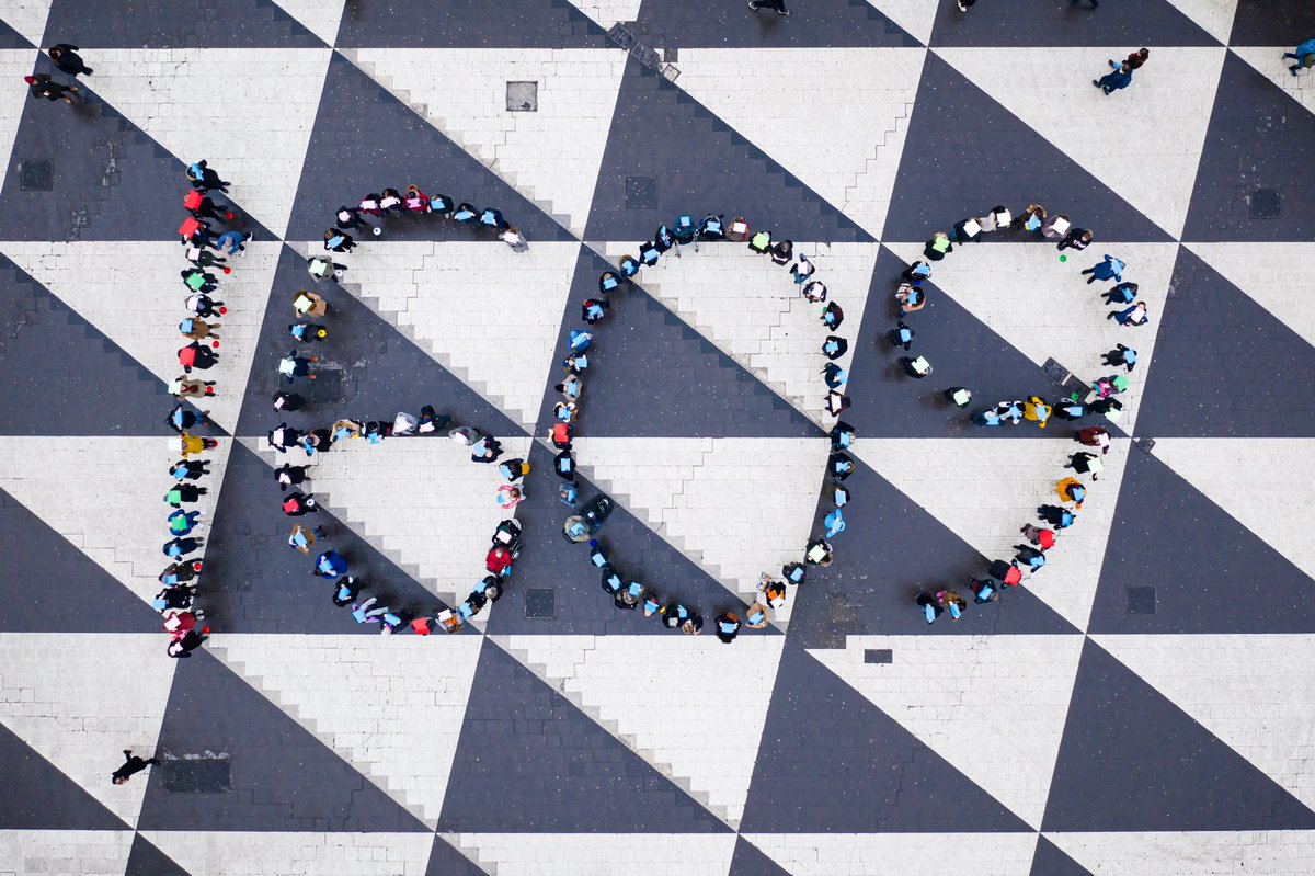 Kvinnor jobbar gratis från 16:09 – varje dag! Kvinnor har högre utbildning än män men lägre lön inom alla sektorer och i stort sett alla yrken. Varje månad tjänar kvinnor i genomsnitt 3 900 kronor mindre än män. På ett år blir skillnaden 46 800 kronor. Dags för #lönheladagen!
