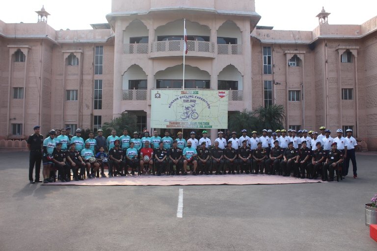 PRODefRjsthn's tweet photo. #KonarkCorps Cycle Expedition flagged off today from #Jodhpur by Lt Gen Anil Puri Konark Corps Cdr. The 20 member team will cycle 1750 Km over rugged terrain of border areas of #Rajasthan &amp; #Gujrat Wl reach out to #Veterans &amp; #VeerNaris enroute @SpokespersonMoD @adgpi @PIBJaipur https://t.co/HGmC4iJVbt
