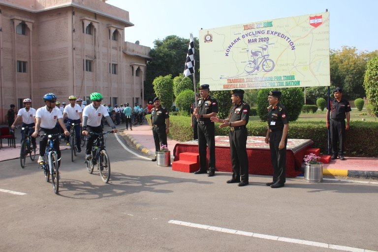 PRODefRjsthn's tweet photo. #KonarkCorps Cycle Expedition flagged off today from #Jodhpur by Lt Gen Anil Puri Konark Corps Cdr. The 20 member team will cycle 1750 Km over rugged terrain of border areas of #Rajasthan &amp; #Gujrat Wl reach out to #Veterans &amp; #VeerNaris enroute @SpokespersonMoD @adgpi @PIBJaipur https://t.co/HGmC4iJVbt