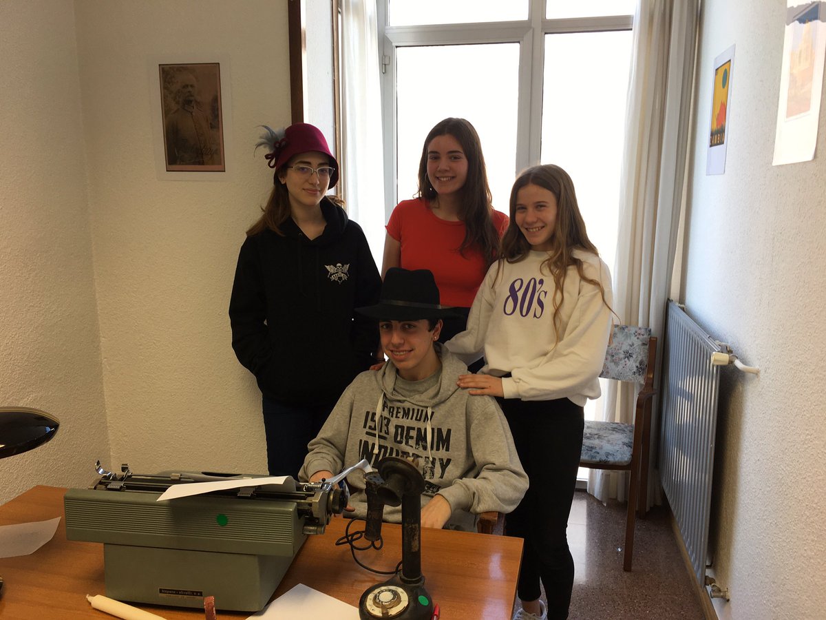 aitor_ibabe's tweet photo. Alumn@s de 4 #ESO de @EGIBIDE ponen en práctica lo aprendido en distintas asignaturas en un #escaperoom con la temática de la #primeraguerramundial Nervios, emoción y alegrías a la entrada y a la salida. Invitamos a los adictos al nuestro, brutal!!!! @proiek2d es capaz de esto https://t.co/iVATamCjwS