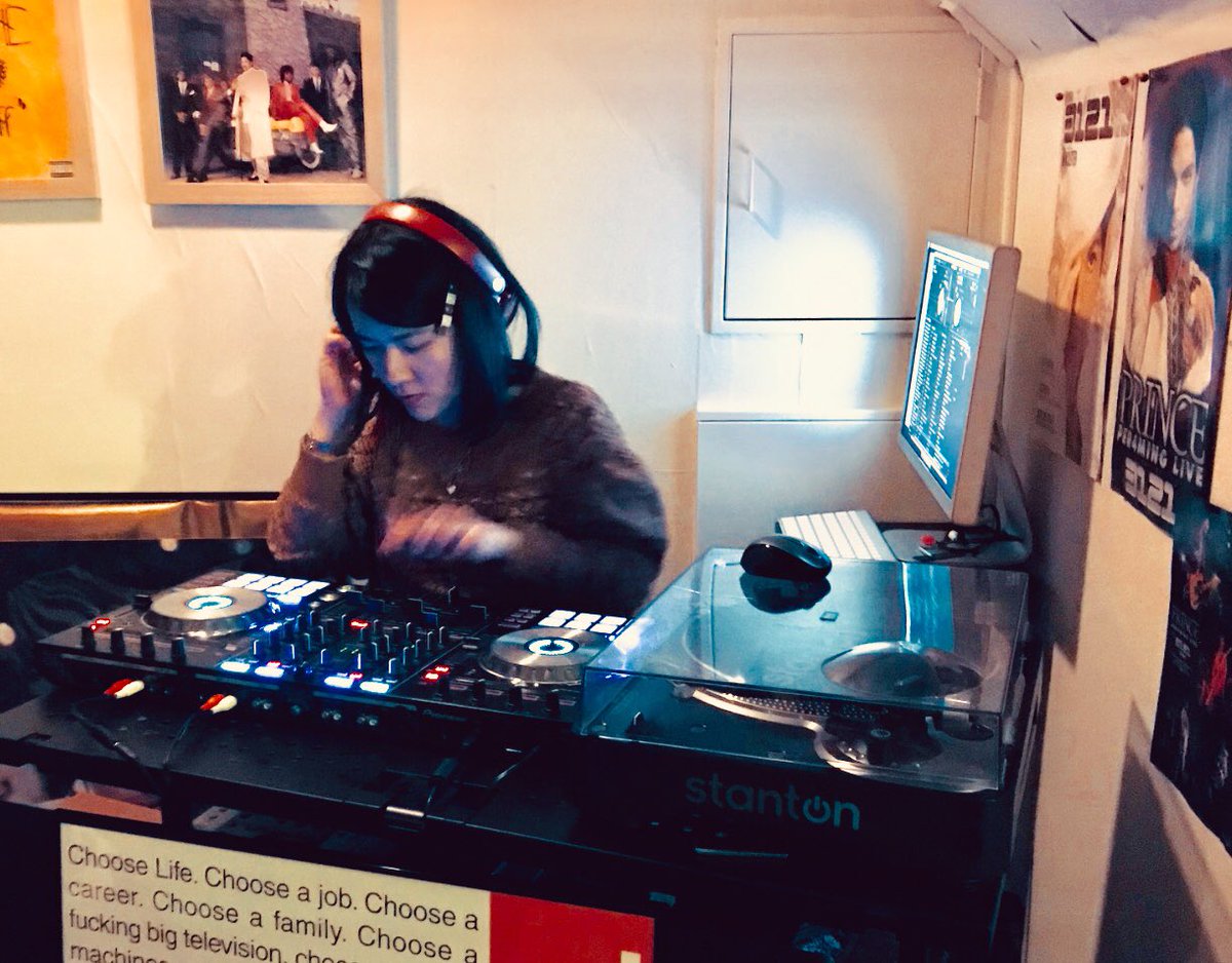 Eiyou レトロバーレト On Twitter Djヒロコー 週末の初djに向けて練習中 真剣な表情 昭和歌謡曲dj 新鮮 心斎橋 バー 大阪バー レトロバーレト Dj練習中 やりだすとみんな暫くやるよね