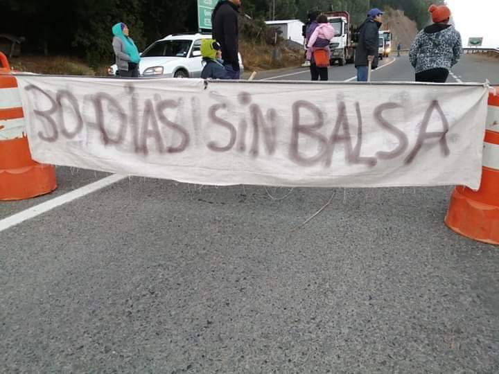arevaloprensa's tweet photo. TOLTÉN:
Vecinos del sector Nigue reclaman que hace un mes no tienen balsa para cruzar el río. Se tomaron la ruta Queule a Toltén en La Araucanía.@Cooperativa #cooperativatesuma https://t.co/K8CLPPJfz5