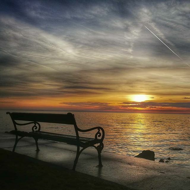 viby_balaton's tweet photo. Reposted from @novak.katalin Napi szép
#napfelkelte #sunrise #Alsóörs #alsoors #balaton #balatonlake #csodalatosbalaton #csodalatosmagyarorszag #lakebalaton #wowbalaton #nagyonbalaton #landscape #sunshine #silhouette #blacksilhouette #sunset #balatonofi… https://t.co/C8tBq2eDxR https://t.co/BLfic1hicE