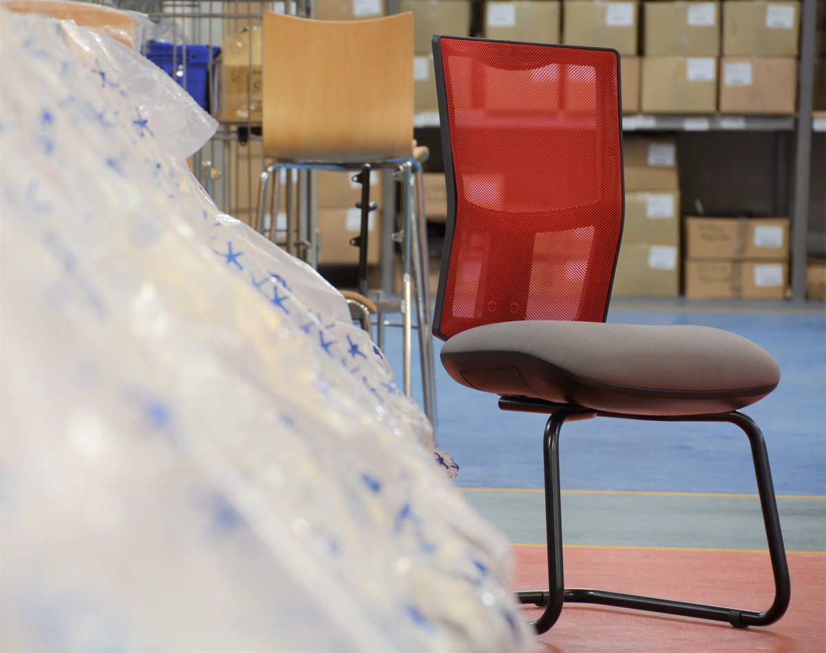 summit_1977's tweet image. Almost our entire selection of #taskseating ranges include coordinated, steel framed cantilever or 4 legged #sidechairs for visitor and conference applications. These E-Lite chairs with eye-catching red mesh are for @Futurform #interiordesign summitchairs.co.uk/range/e-lite/