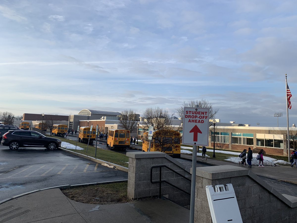 MikeCaraccio's tweet photo. Beautiful start to this Tuesday morning. Our drivers do a terrific job escorting our precious Laker cargo each &amp; every day. We thank them for their role getting our students off to a good start. Make it a great day! https://t.co/bE0RDjjwPi