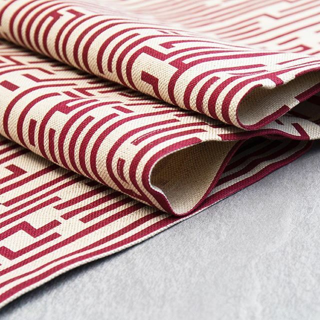 Delight in the detail!
.
.
.
.
#tablerunner #detail #linnear #pattern #textile #design #jigsaw #print #burgundyred #tabledecor #screenprinted #madeintheuk #laragorlach #textiletuesday #printandpattern #centerpiece #linen #fabricdesign #homewares #lifesty… instagram.com/p/B9RYMRpHweT/