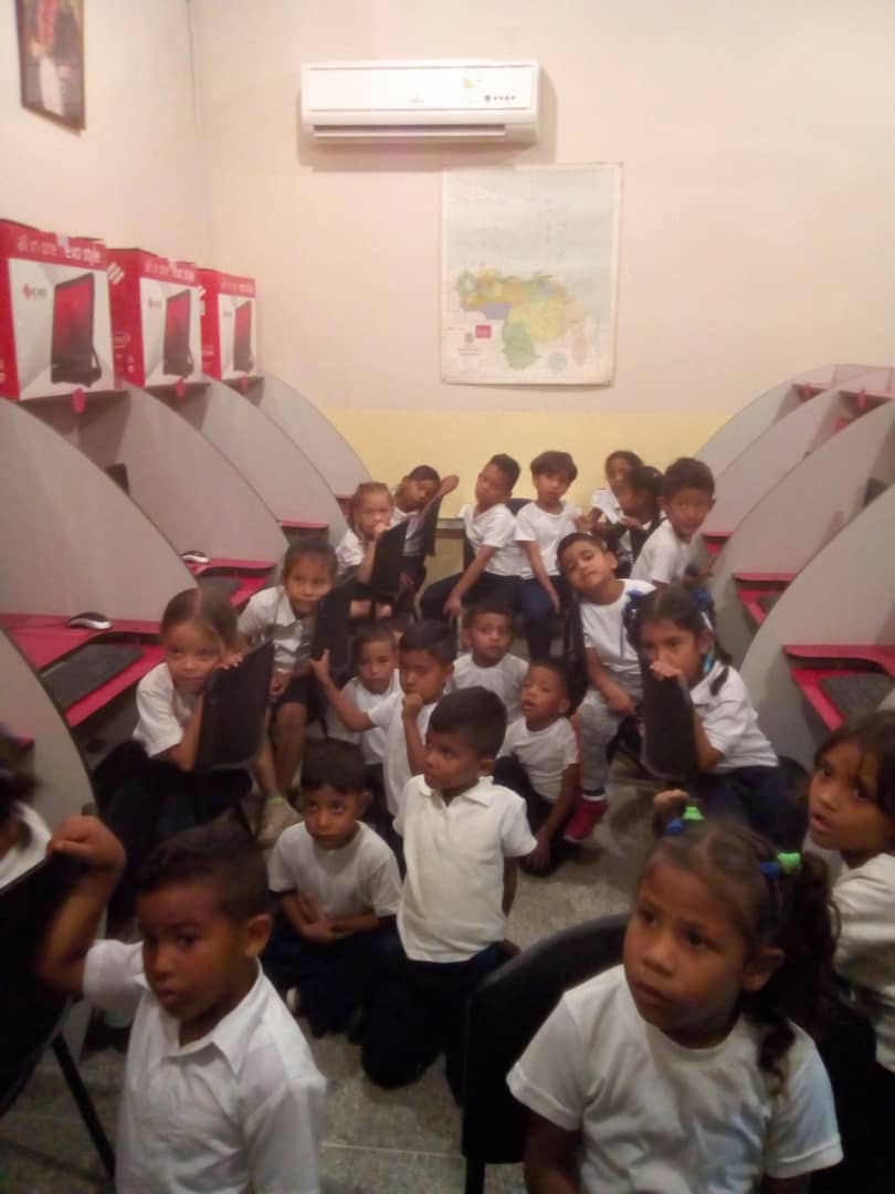 Fundabit_Yaracu's tweet photo. #03Mar ¡Todos unidos! En el CBIT "Carmen de Ramírez", proyectamos un vídeo educativo para los niños de primer grado alusivo al cuidado del medio ambiente, las playas los ríos y parques de nuestra hermosa Patria Venezuela. #DiálogoYConvivencia @vane_prieto https://t.co/fRLZH58klQ