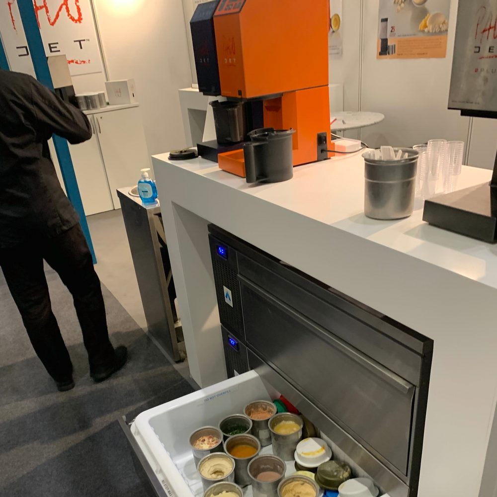 ChefToolsUK's tweet image. Day 1 of the HRC Show.
Come and see us on Stand P600 
Demonstrations of the Pacojet 2 PLUS and the Pacojet Junior.
Tastings!
#pacojet #pacotizing #pacojet2plus #pacojetjunior
#HotelRestaurantCatering #TheProfessionalKitchenShow @hotel_restaurant_catering