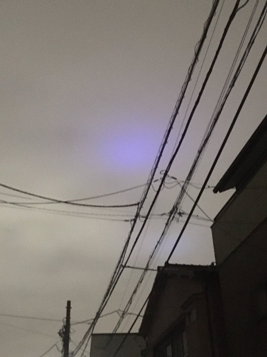 亀田理恵 夜の空に青い光 何ですか これ 不思議でいろんな場所から撮影してみたのですが やっぱり青い光 皆んなの空 から青い光は見えてますか 青い光 夜空 謎の光