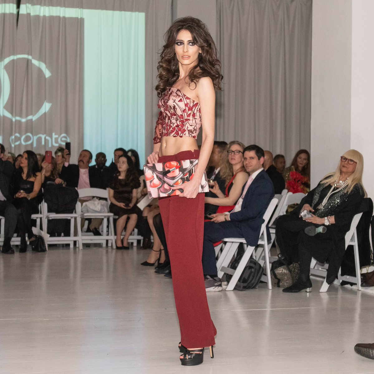 KNTSTTSNHNDBGS's tweet photo. Two weeks ago we had the opportunity to accessorize @glenkora’s collection at Hudson Yards where the models and beauty team were not messing around. #hudsonyards #nyc #nyfw #epnfashionweek #newyorkfashionweek #epnmagazine #lipstick #runway https://t.co/mwxFtpak8i