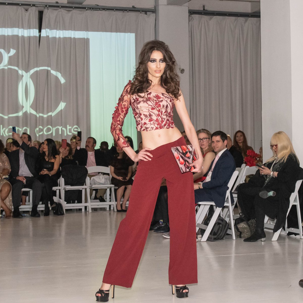 KNTSTTSNHNDBGS's tweet photo. Two weeks ago we had the opportunity to accessorize @glenkora’s collection at Hudson Yards where the models and beauty team were not messing around. #hudsonyards #nyc #nyfw #epnfashionweek #newyorkfashionweek #epnmagazine #lipstick #runway https://t.co/mwxFtpak8i