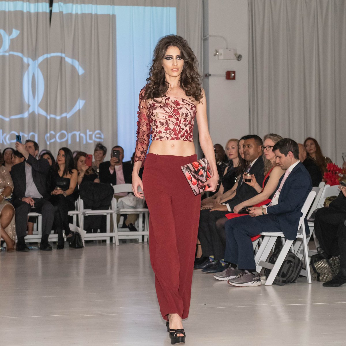 KNTSTTSNHNDBGS's tweet photo. Two weeks ago we had the opportunity to accessorize @glenkora’s collection at Hudson Yards where the models and beauty team were not messing around. #hudsonyards #nyc #nyfw #epnfashionweek #newyorkfashionweek #epnmagazine #lipstick #runway https://t.co/mwxFtpak8i