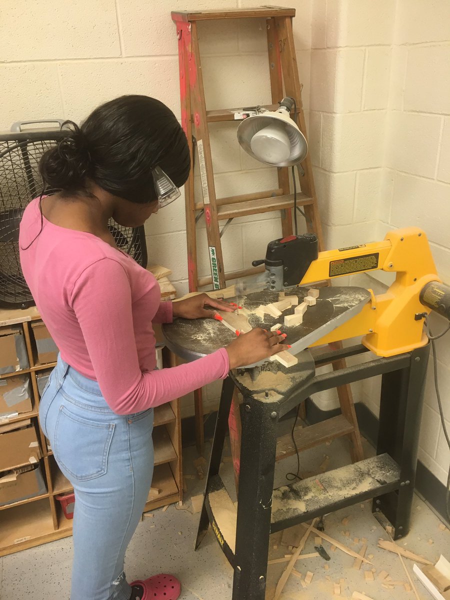 pwilt_ccboe's tweet photo. Making some spice racks in Mr. Smith’s Engineering &amp; Design class today! #dynamicwarriors @LaPlataHS @CCPS @ccpssupt https://t.co/mCc3PnonDx