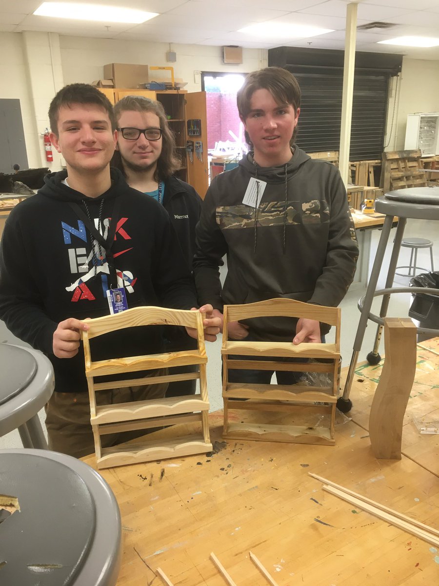 pwilt_ccboe's tweet photo. Making some spice racks in Mr. Smith’s Engineering &amp; Design class today! #dynamicwarriors @LaPlataHS @CCPS @ccpssupt https://t.co/mCc3PnonDx