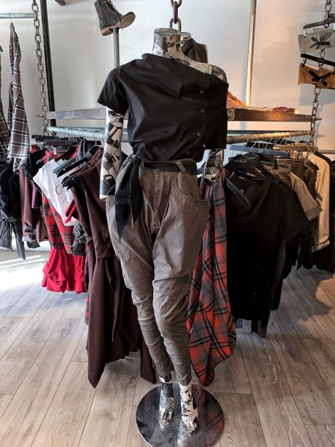 Full Outfit available at ETTO Boutique 😍

Why not pop into store and check exclusive items which are not yet online.
Twisted High Waist Jeans £74.99
Cowl Neck Shirt - £65.00 

Shop Jeans: bit.ly/2wuaBgr