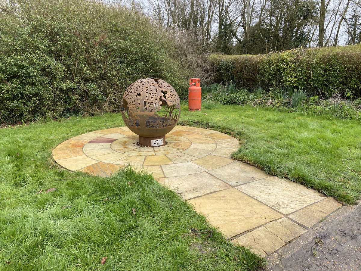 FirepitCompany's tweet photo. Today weโre setting up an English Country Firepit with a gas fitting. We think it looks great & weโre looking forward to getting some excellent photos of it burning this evening. We love a wood fire, but this is a very convenient option. #gasfirepit #gasfirepits #gasfirepitsphere https://t.co/FASoYlJKqk