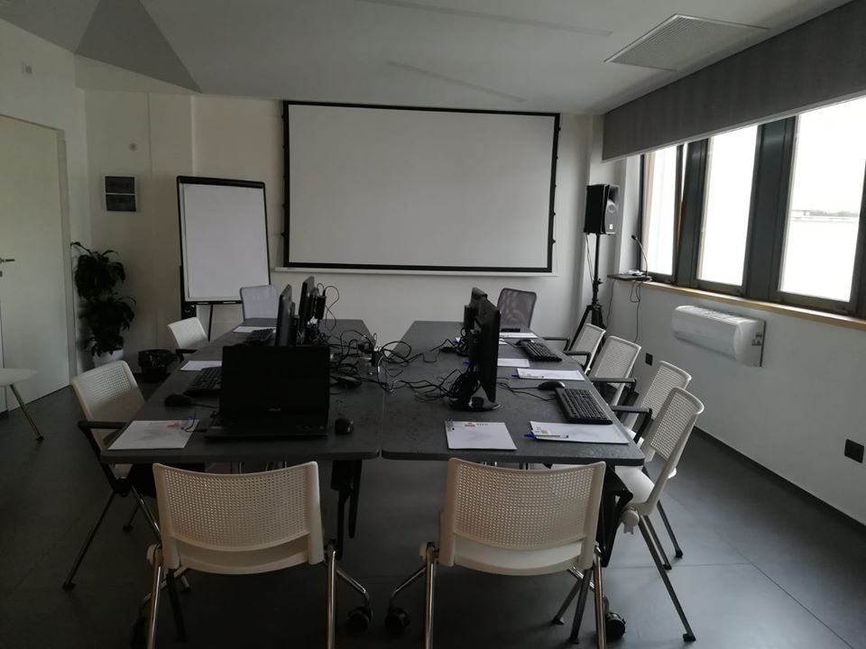 IBCHappyWorking's tweet photo. @IBCHappyWorking 
Oggi ospitiamo Project-Lab e per il loro corso:
Cambio di Rotta.⛵️🚢🚤.. #SalaMeetingSirius💫
Allestimento: Sala Formazione 👨‍💼👩‍💻👨‍💻
🧞‍♂️#EsaudiamoOgniDesiderio💭
https://t.co/uA6XUiQanF
#PrenotaOra🌈 https://t.co/EfuKGILL0o