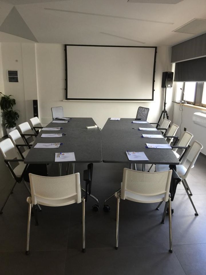 IBCHappyWorking's tweet photo. @IBCHappyWorking 
Oggi ospitiamo Project-Lab e per il loro corso:
Cambio di Rotta.⛵️🚢🚤.. #SalaMeetingSirius💫
Allestimento: Sala Formazione 👨‍💼👩‍💻👨‍💻
🧞‍♂️#EsaudiamoOgniDesiderio💭
https://t.co/uA6XUiQanF
#PrenotaOra🌈 https://t.co/EfuKGILL0o