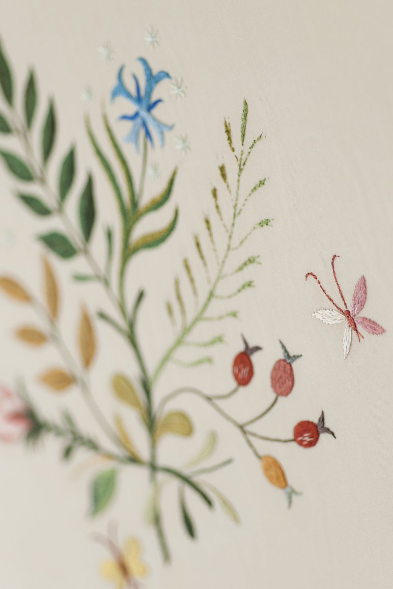 britanniayacht's tweet photo. A look at the detail in the beautiful embroidered silk panel above HM The Queen’s bed aboard the Royal Yacht, specially commissioned in 1953. Our elegant range of Embroidery China is inspired by this unique panel. 
#RoyalYacht https://t.co/qhpVHSLUEv https://t.co/4pDM4R5wbs