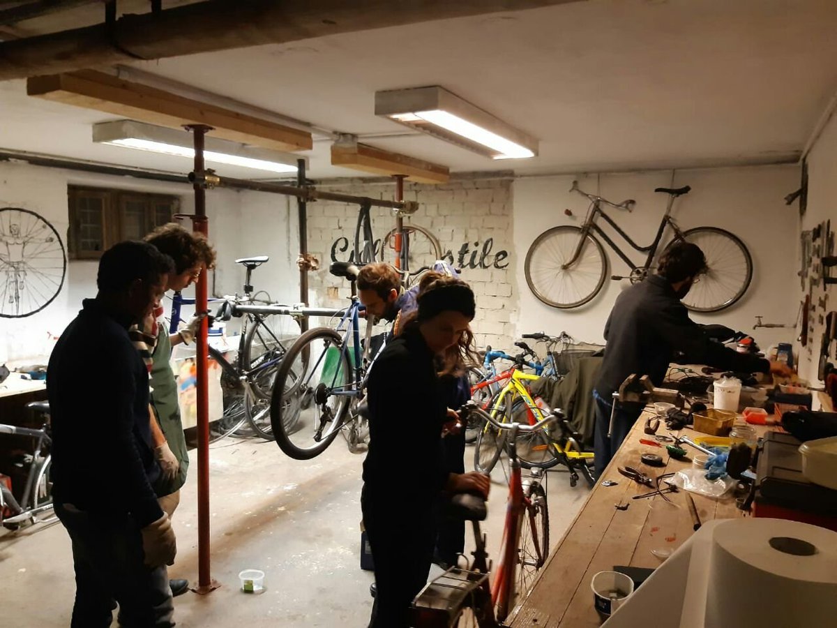 ciclostile_csb's tweet photo. 🇫🇷 Tu fais du #vélo à #Trento et tu as besoin d'un endroit pour faire de l'entretien 🚲?
Tu as passion pour la #mobilité, l'#écologie, l'#activisme vélo, et tu cherche quequ'un pour en discuter?
Simple: #Ciclostile!
https://t.co/d9iMlCwiDb https://t.co/17aZVnXrhg