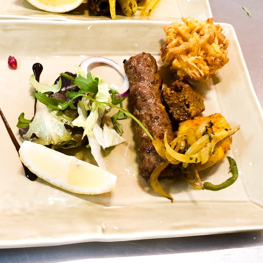 BlueMonkBedford's tweet photo. How tempting does this starter look?

If you just can't decide, why not go for a meat platter- with chicken tikka, lamb tikka, seekh kebab and a bhajee. A veggie option is available too 😊

#starter #indianstarters #meatplatter #chickentikka #seekhkebab #bedford #bedfordlunch https://t.co/2QRAdaSwbP