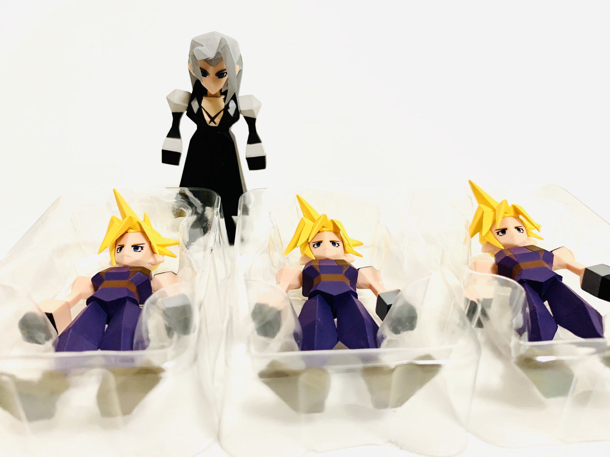 まめみ Pa Twitter Ff7の一番くじ引いてきたんだけど クラウドが出まくって クラウド製造工場を見守る英雄セフィロスって感じになってしまった Ff7リメイク T Co Iqdrblqldx Twitter
