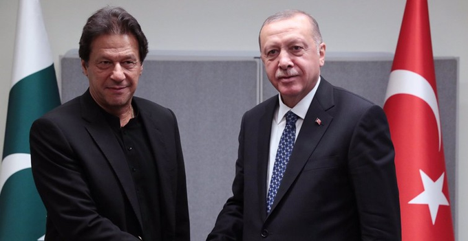 رئيس الوزراء الباكستاني عمران خان يجري إتصال هاتفي مع الرئيس #اردوغان ويُعبر عن موقف بلاده الداعم لعملية #درع_الرببع التي أطلقها الجيش التركي في #إدلب. 🇵🇰🇹🇷