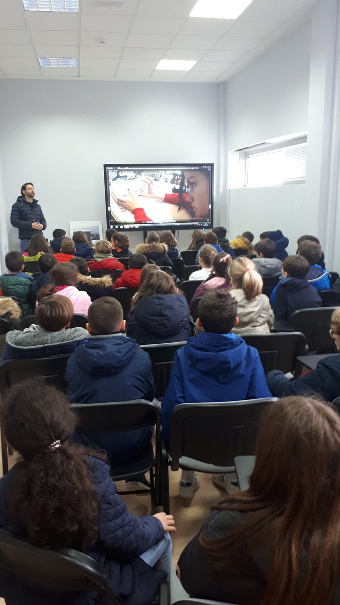 MeteoGalicia's tweet photo. Hoxe tivemos a visita dunha parte do alumnado de 4º Primaria de @maristasourense. Axudáronnos a lanzar o radiosondeo que xusto foi caer á provincia de Ourense, visitaron as instalacións e participaron con entusiasmo nas explicacións sobre o noso traballo. Grazas!
@galiciasostible https://t.co/Q3MG43cX2k