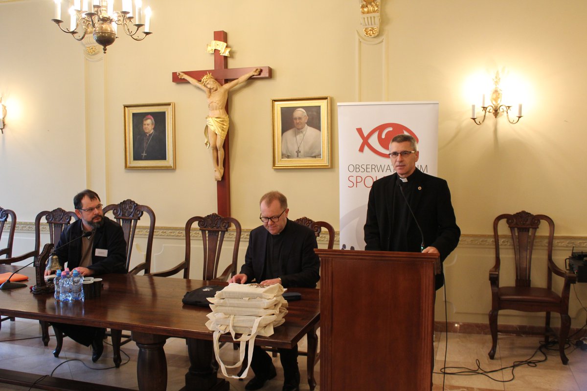 PWT_Wroclaw's tweet photo. Na #PWT trwa V filozoficzna konferencja naukowa studentów i doktorantów "Człowiek wobec przyjemności". Rozpoczął ją ks. prof. dr hab. Włodzimierz Wołyniec: "w teologii pytamy o to, co się podoba Bogu, jak w Rz 12,2". https://t.co/BgWDAgMrD2