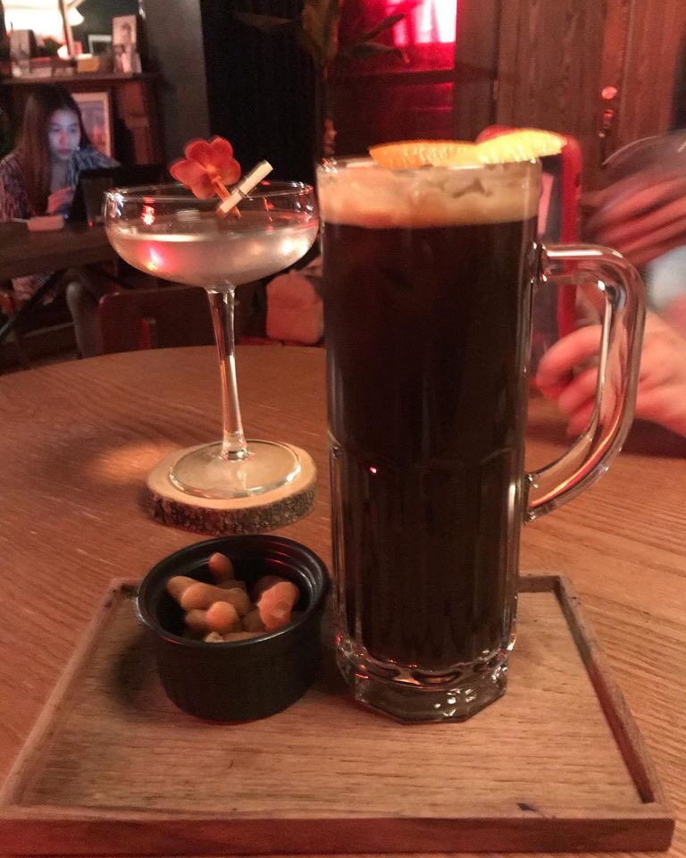 MommyBByuyang's tweet photo. ร้านMutual Bar อยู่ตรงสุขุมวิท24ข้างเอมโพเรียม เป็นร้านเล็กๆที่อยู่ชั้น5ของตึกบรรยากาศดีcocktail จัดว่าเด็ดบางวันมีคนเล่นเปียโนคือชิลมากต้องมาลองดูค่ะ
#รีวิวร้านเหล้า #barhoppingbkk https://t.co/FE9oNycBDh