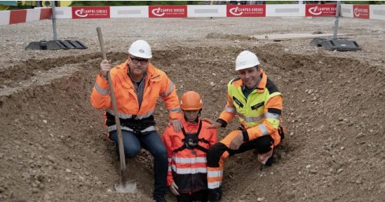 Streuplan's tweet photo. Wir waren wieder mal im Auftrag der @Suva unterwegs. Diesmal ging es darum, wie man Baugruben korrekt sichert. Unser Dummy musste dabei am eigenen Leib erfahren, warum das so verdammt wichtig ist. https://t.co/kM3qhQbFKd #Bausicherheit #Ribi https://t.co/uN8IbOuE4J