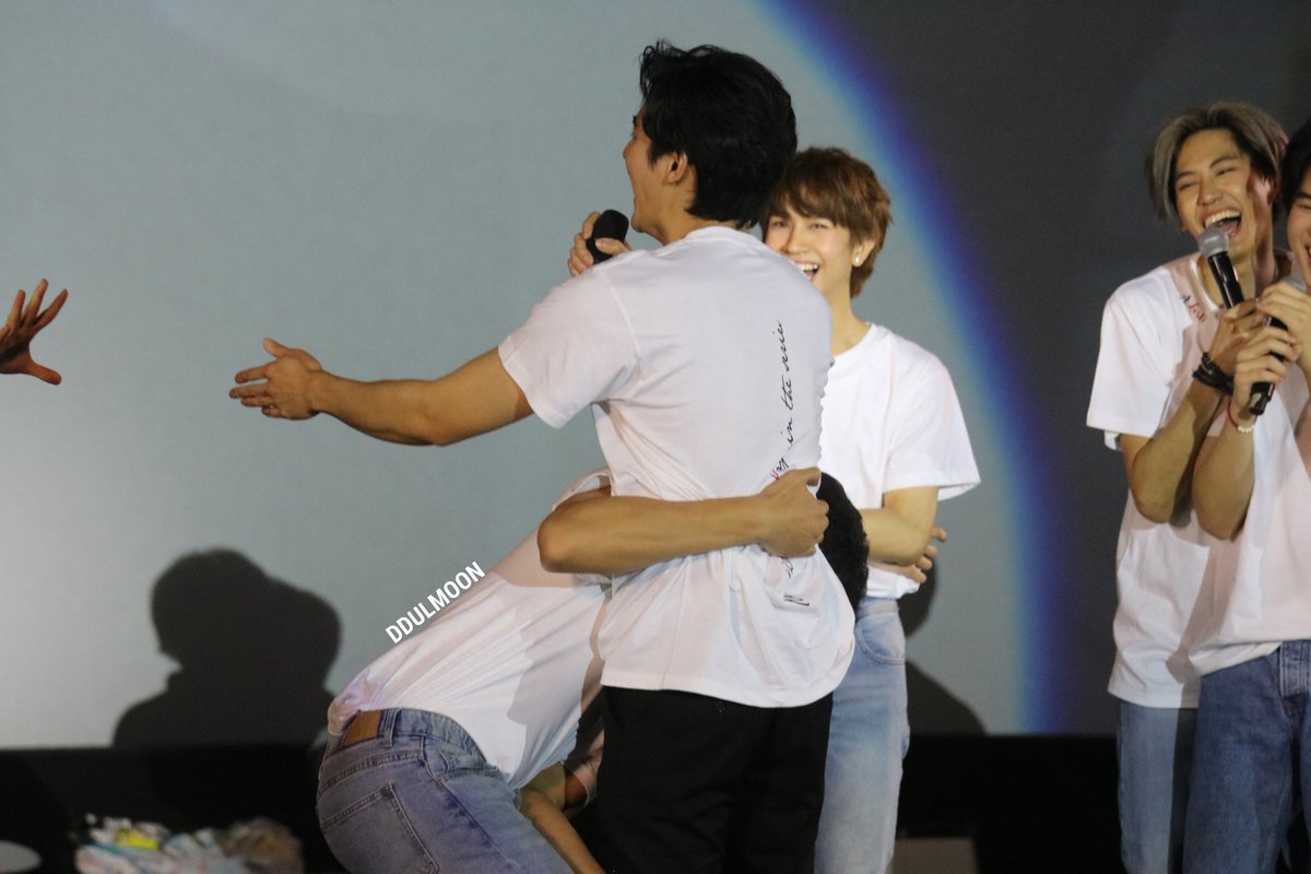 look how easily ohm carrying p'kao 