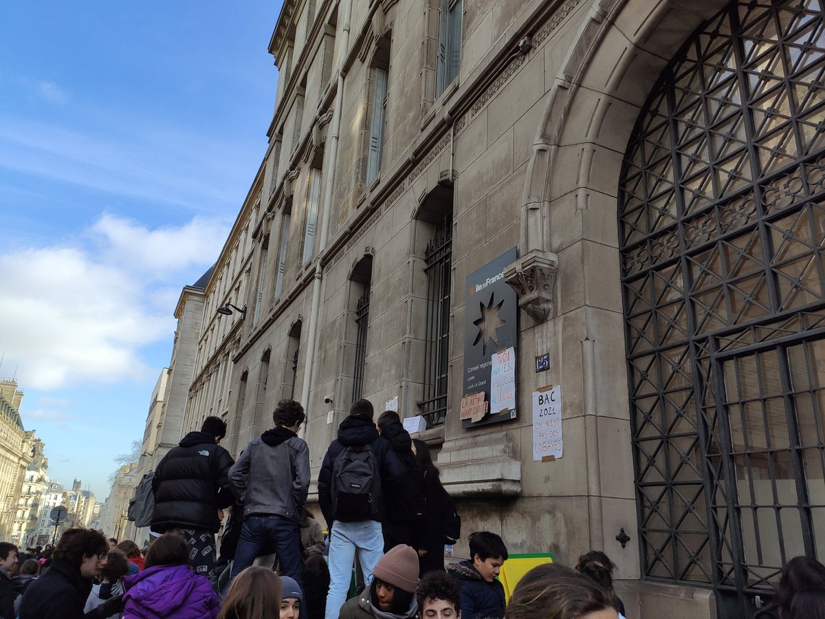 tulyppe's tweet photo. Liste non exhaustive des lycées bloqués à Paris : 
Louis le grand
Boucher
Decour
Arago
Condorcet 
Bergson
Jules ferry
Colbert 
Jacquard https://t.co/eOfocQYMRa