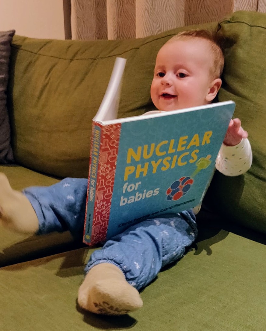 FANC_AFCN's tweet photo. Tilde, het dochtertje 👶 van onze collega Nathan, helpt ons om deze maand #jeugdboekenmaand het belang van lezen 📚📖en wetenschap ⚗️🔬 in de kijker te zetten! 
👉Wat lezen jullie kinderen deze maand? 🔍 #ScienceforBabies #GirlsinScience https://t.co/imOzTsZnRn