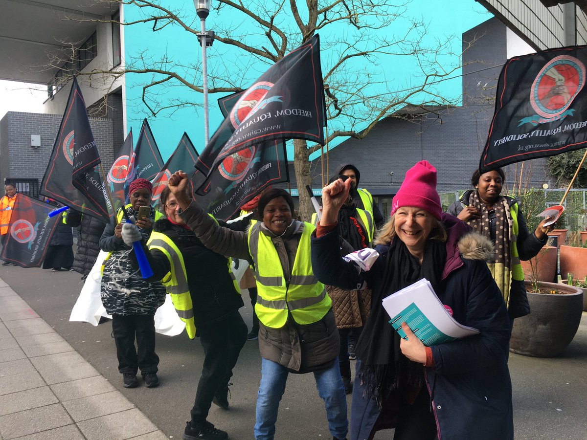 EastLondonUCU's tweet image. We are making NOISE today with @caiwuunion to end precarity, better working conditions and pay #solidarity #washingline #picket
