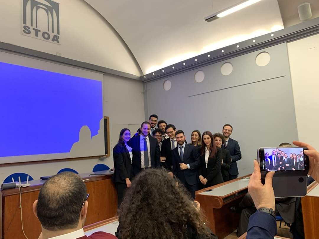 Stoa_bs's tweet photo. Gli allievi dei Master Stoà #MDGI e #HRM impegnati a Villa Campolieto nelle analisi di #settore delle principali #aziende italiane. https://t.co/s5avHJzfFl