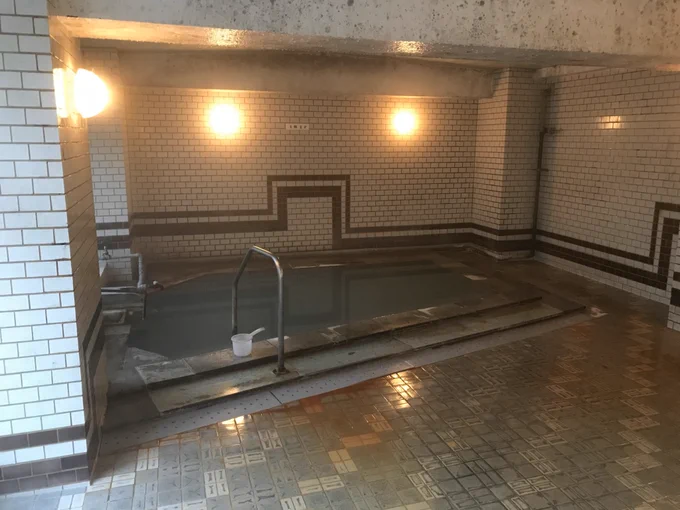 鈴木知事の横のウポポイが気になって仕方がない皆様。ウポポイが開業する白老町の隣には、日本屈指の泉質と巨大大浴場を誇る第一滝本館有する登別温泉があるので、ぜひ終息したら温泉とセットでお楽しみください。 